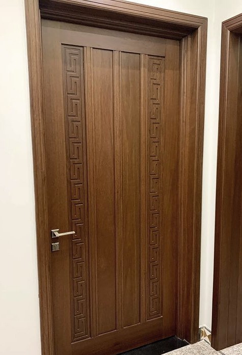 Темная деревянная дверь из массива с вертикальными полосами