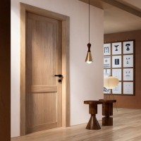 Светлая деревянная дверь